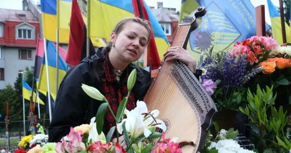У Львові Марина Круть залишила на могилі військової Ірини Цибух нагороду премії «Жінка України»