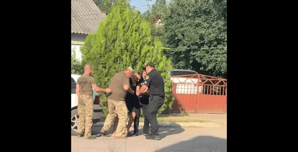На вулиці селища поліція та ТЦК силою затримали водія: що відомо про інцидент (відео)