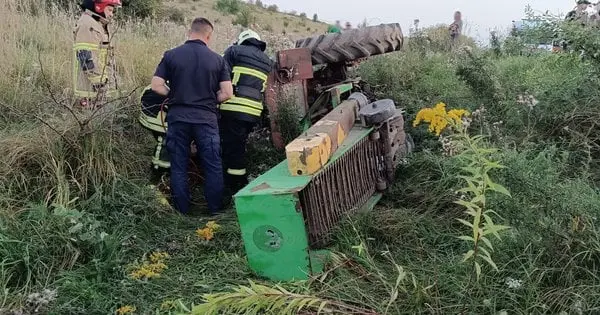 Біля Львова 49-річний тракторист злетів із траси у кювет і загинув