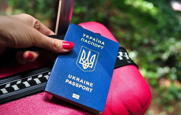 Зміна прізвища після одруження: чи треба міняти паспорт