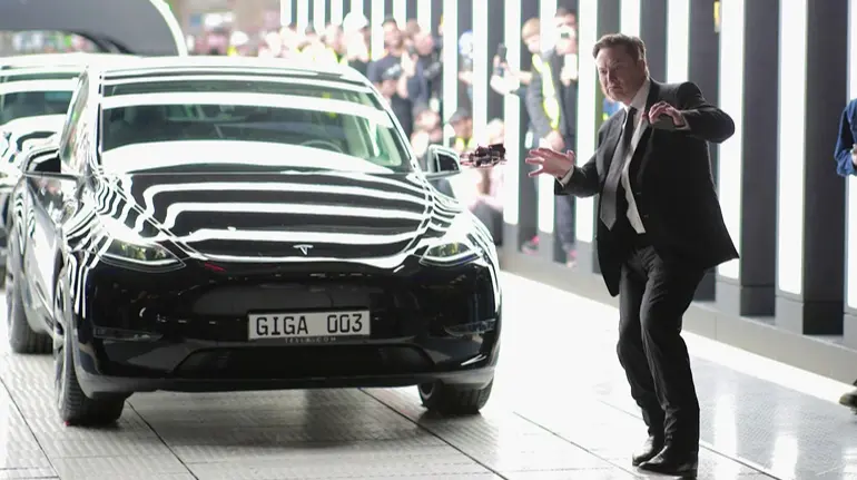 Акціонери подали в суд на Tesla й Маска