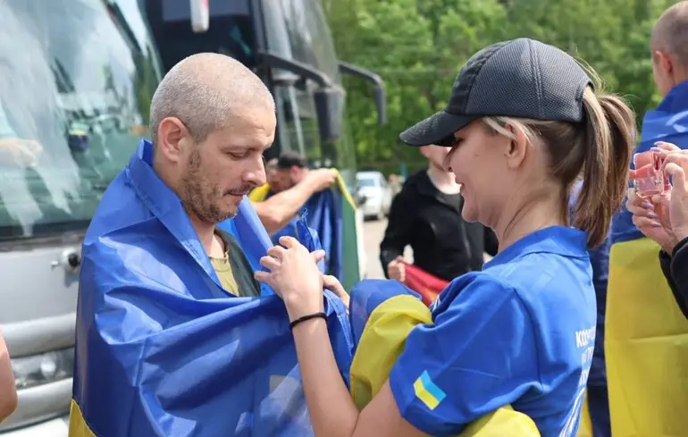 Четвертий обмін за тиждень: до України повернулися військові, які перебували в полоні РФ із 2022 року