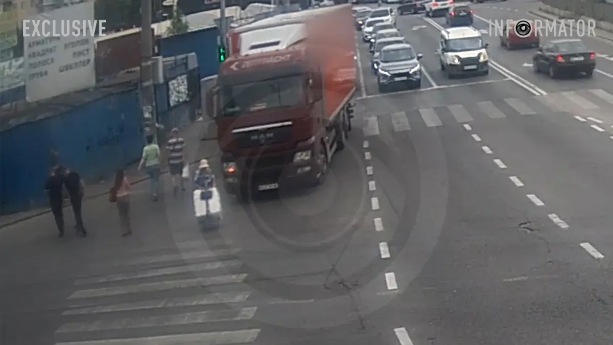 Відео моменту: у Дніпрі біля "Каравану" фура збила жінку на переході та протягнула її по асфальту