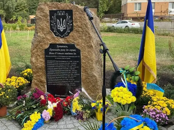 Увімкнули гучну музику біля меморіалу загиблим і нагрубіянили матері бійця: скандал з підлітками у Броварах