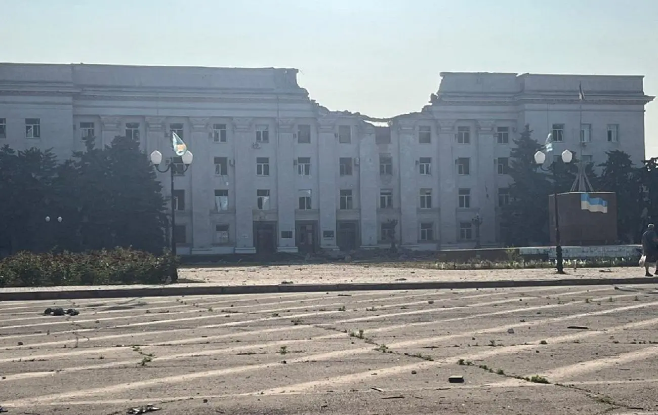 Росіяни вдарили КАБом по будівлі Херсонської ОВА (фото, відео)