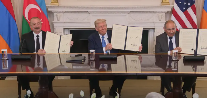 Алиев и Пашинян подписали декларацию о мире при посредничестве Трампа