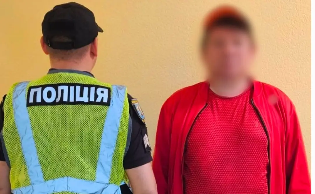 Ловив адреналін: підстаркуватий дядько катався між вагонами метро у Києві