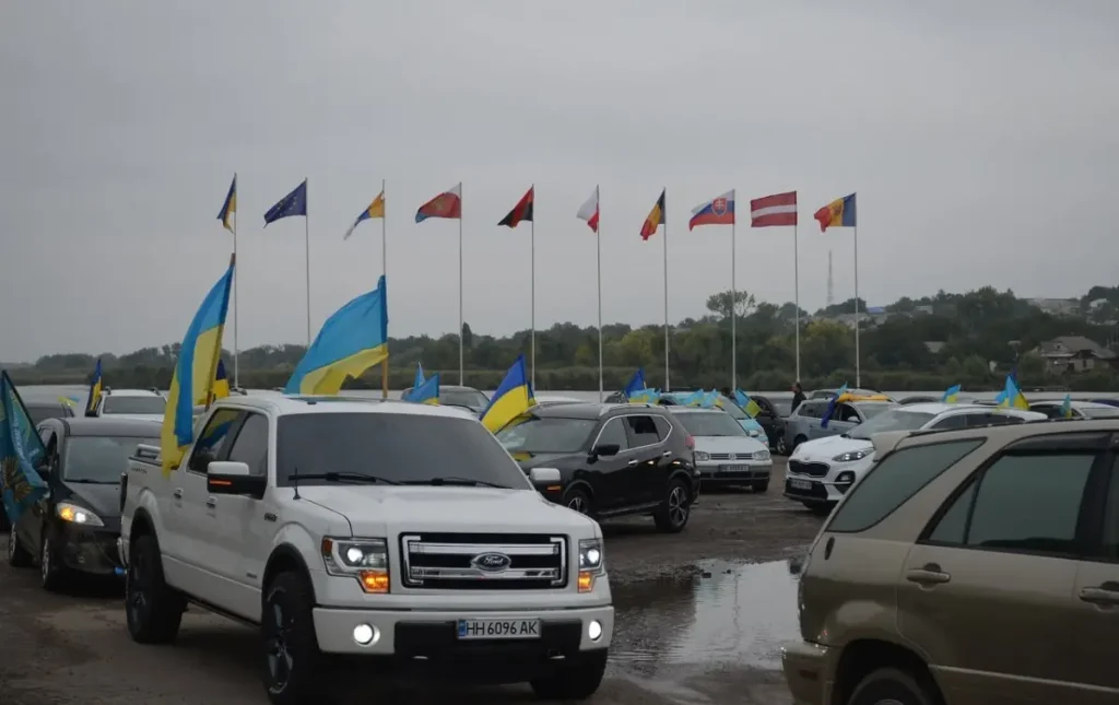 Балта майоріла прапорами: місто об’єднав патріотичний автопробіг (фото)