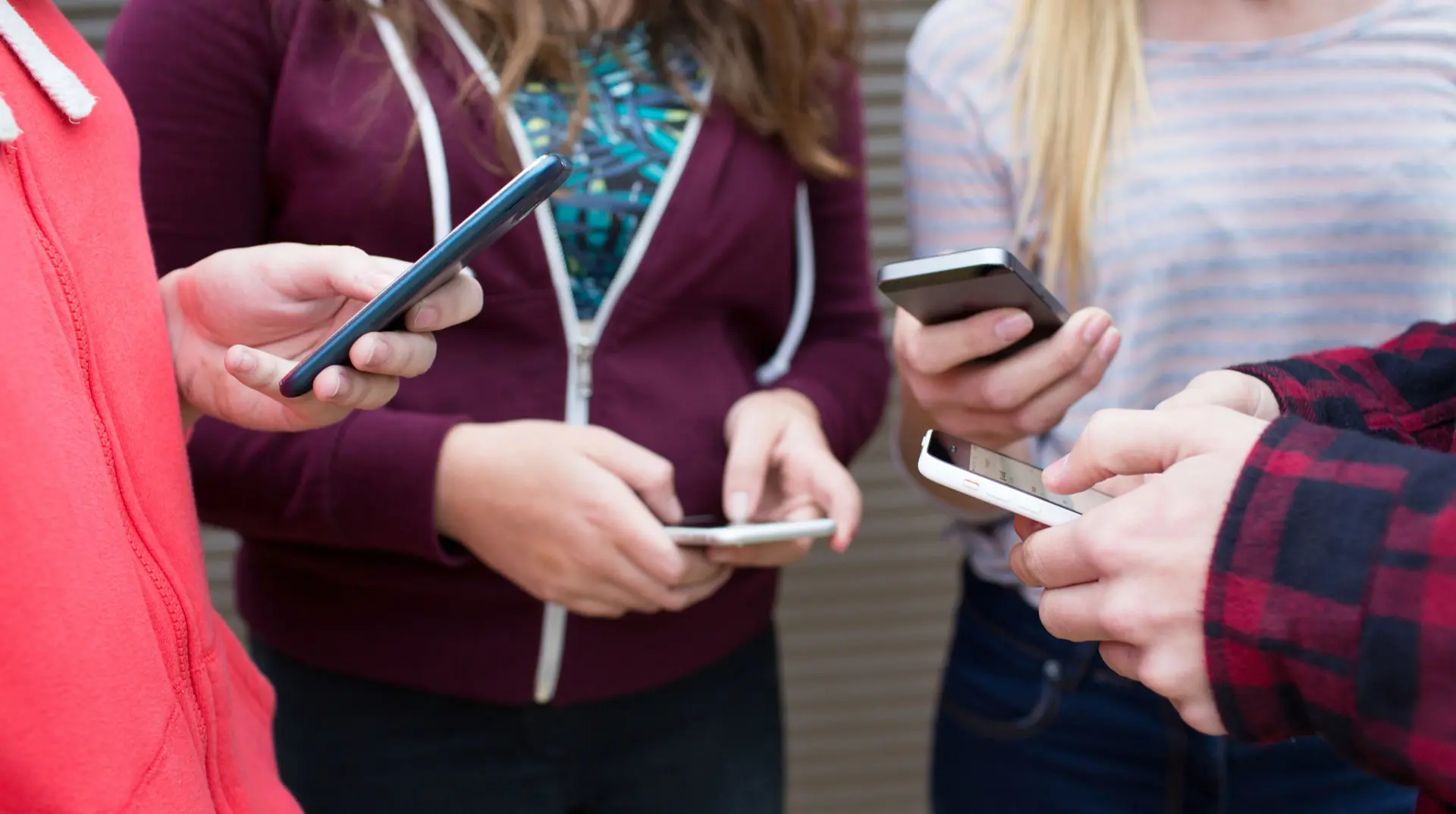 Підлітки дедалі частіше обмежують свій час за смартфонами, щоб уберегти психічне здоров’я – опитування