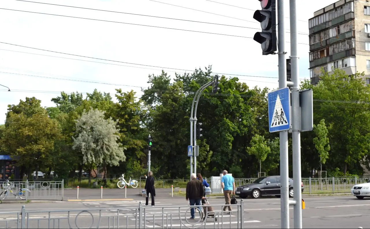 У Деснянському районі облаштували новий безбар’єрний пішохідний перехід