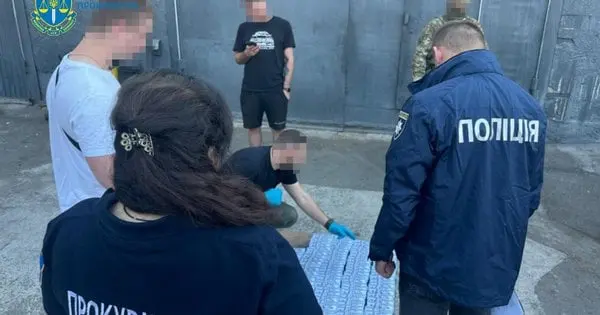 Двоє хмельничан погрозами вимагали у підприємця 100 тис. доларів неіснуючого боргу