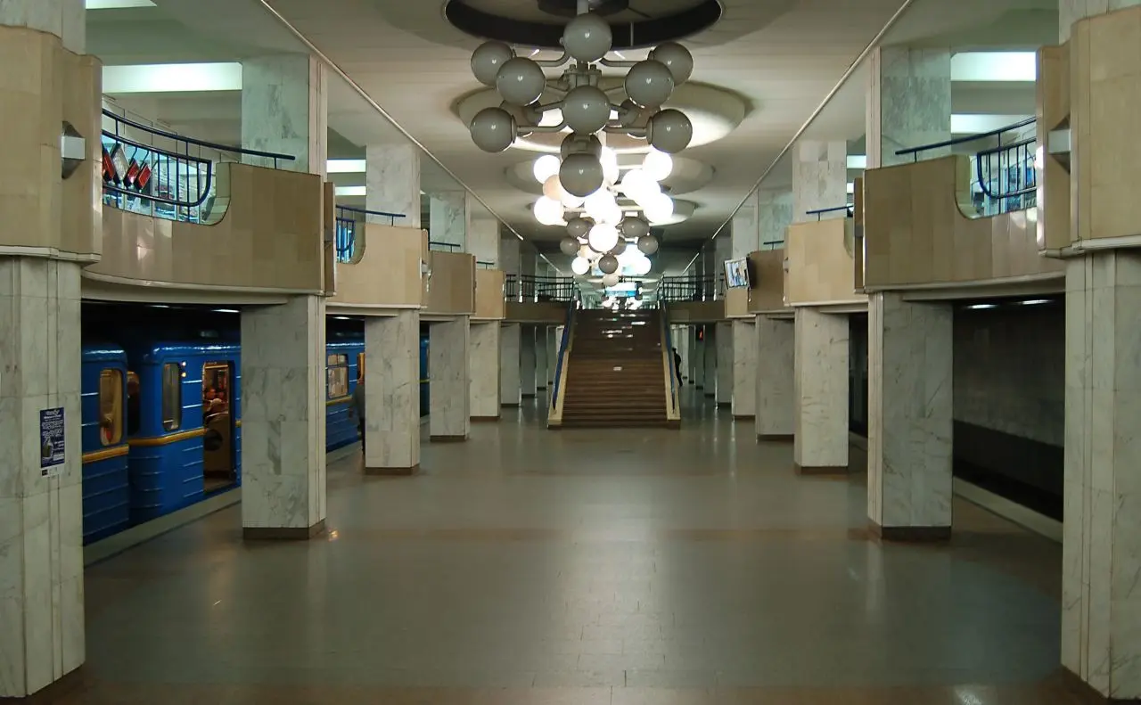 На «червоній гілці» метро поїзди ходять від «Академмістечка» до «Арсенальної»