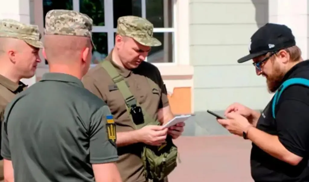 Військові ТЦК обов’язково носитимуть відеокамери: оповіщення будуть за новими правилами