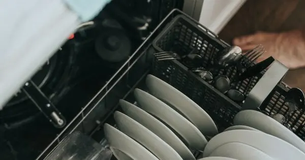 Чому посудомийка почала погано мити посуд: 4 можливі причини і як їх виправити