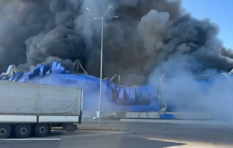 Росіяни вночі вдарили по складах «Епіцентру» під Києвом. Пожежу гасять вертольотами