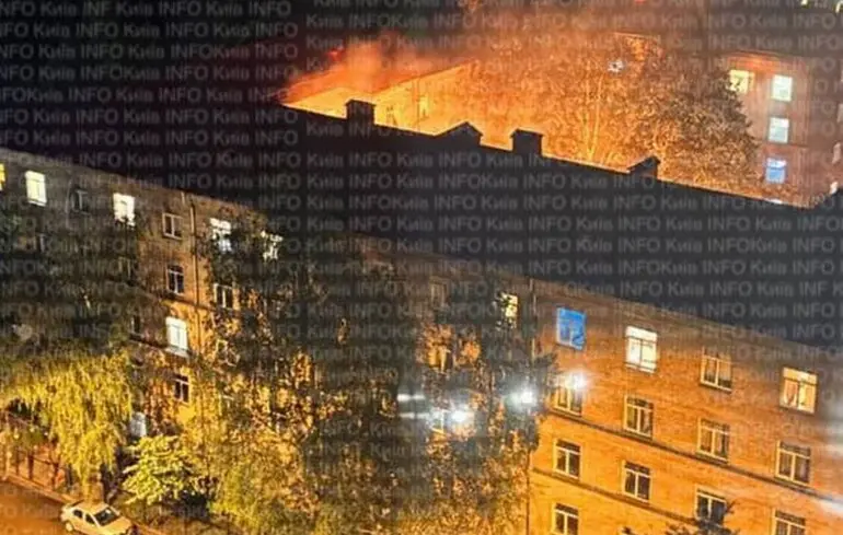 В одному з районів Києва уламки дрона спричинили пожежу, є постраждалий