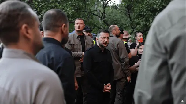 "Один з найжорстокіших ударів по столиці": Зеленський відвідав зруйнований будинок у Києві