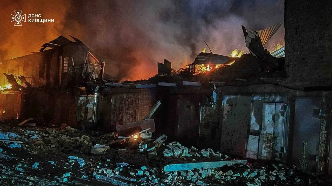 Київ масовано атакували дрони та ракети: є поранені та руйнування  