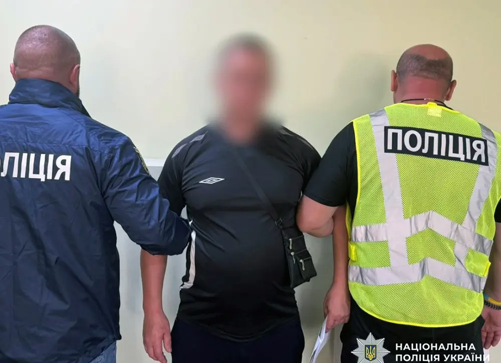 Спалив будинок, стріляв з автомату та по-звірячому побив літню господарку
