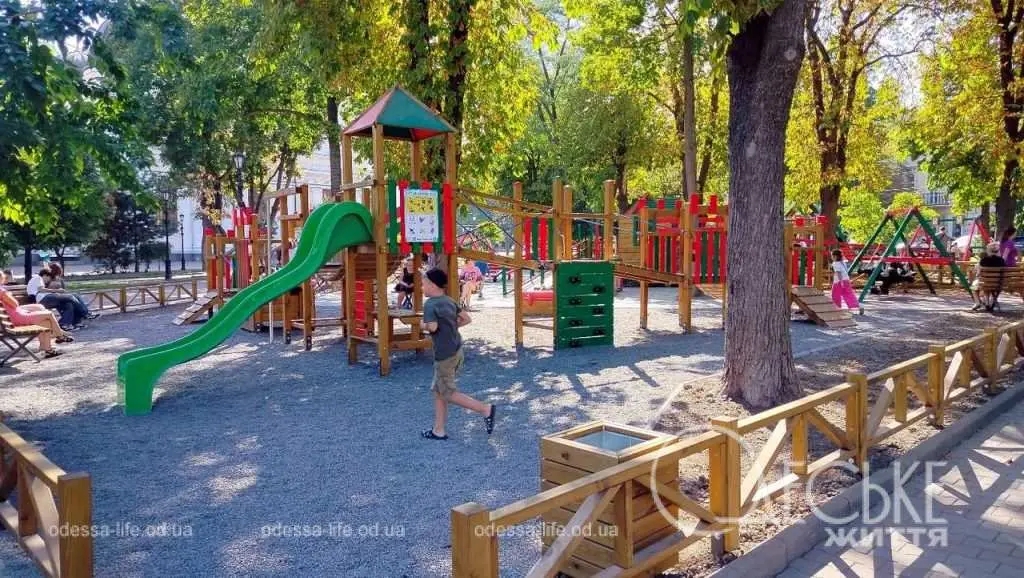 Малеча в захваті: на одеській Соборці вже працює оновлений дитячий мега-майданчик (фоторепортаж)