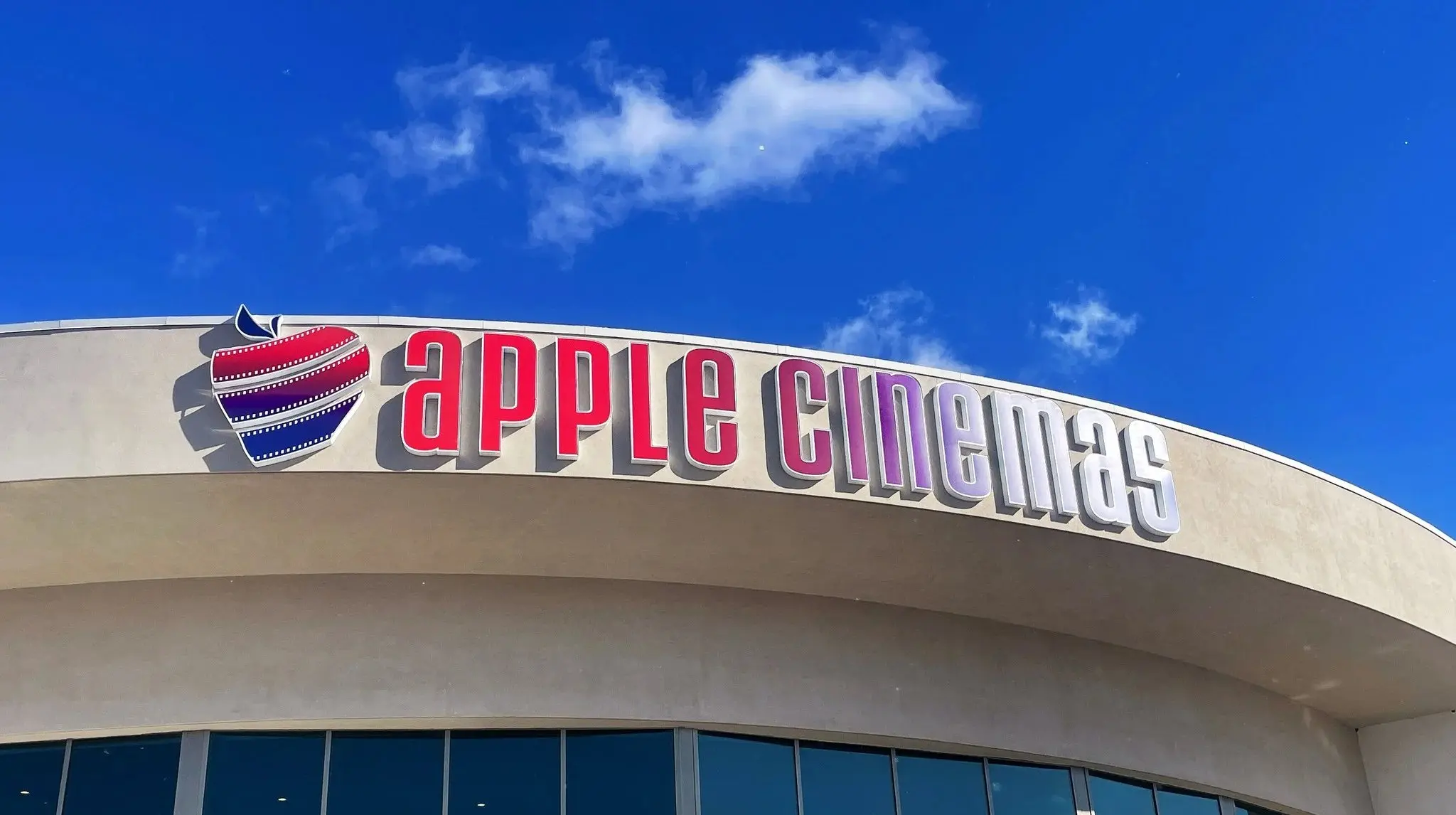 Apple подала до суду на кінотеатри Apple Cinemas через порушення прав власності
