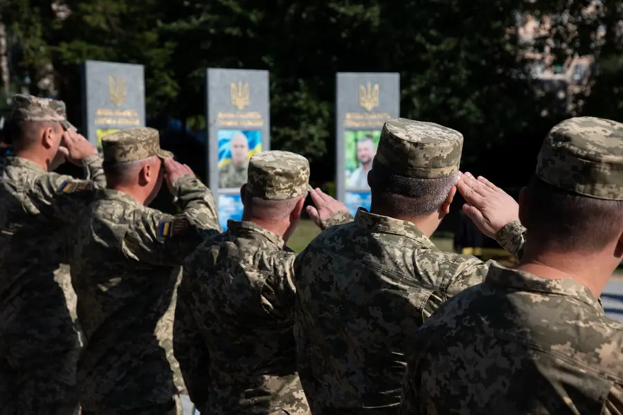 На території лікарні відкрили Алею пам’яті зі світлинами медиків, які загинули на війні