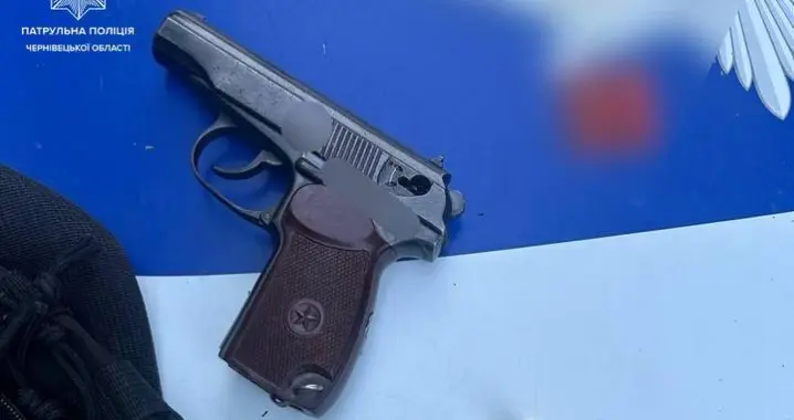 У Чернівцях, біля вокзалу, поліція затримала чоловіка з пістолетом
