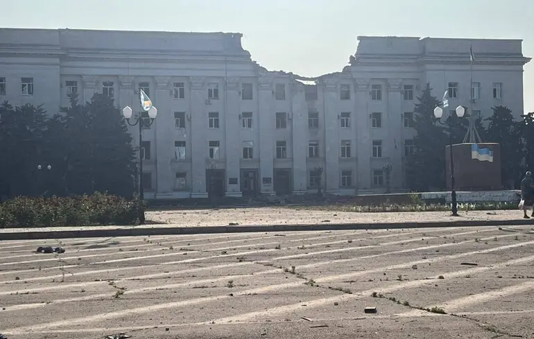 Вранці Росія атакувала КАБами Херсон. Будівля ОДА серйозно пошкоджена