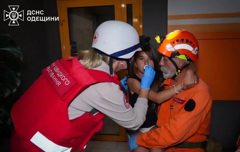 Під час дронової атаки в Одесі сталося понад 10 влучань: ДСНС показала кадри пожеж та інших наслідків