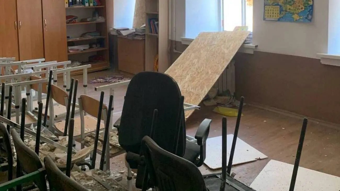Росія атакувала центр Херсона КАБами: пошкоджено навчальний і два медичних заклади, є поранена