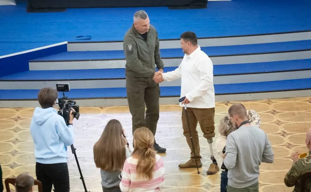 «Люди, завдяки яким столиця живе і працює»: Віталій Кличко вручив 90 відзнак від столиці киянам-захисникам