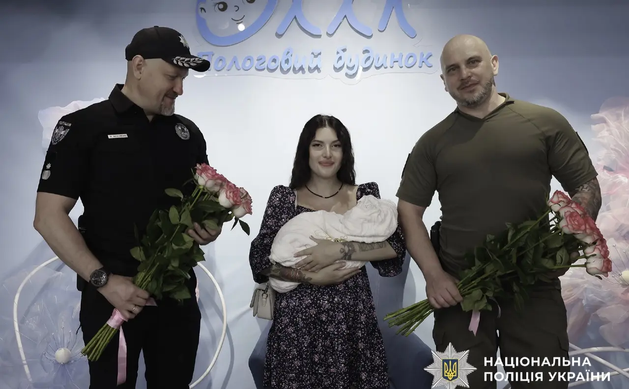 «Вона знатиме, що тато — герой»: дружину загиблого поліцейського-вибухотехніка з новонародженою зустріли колеги