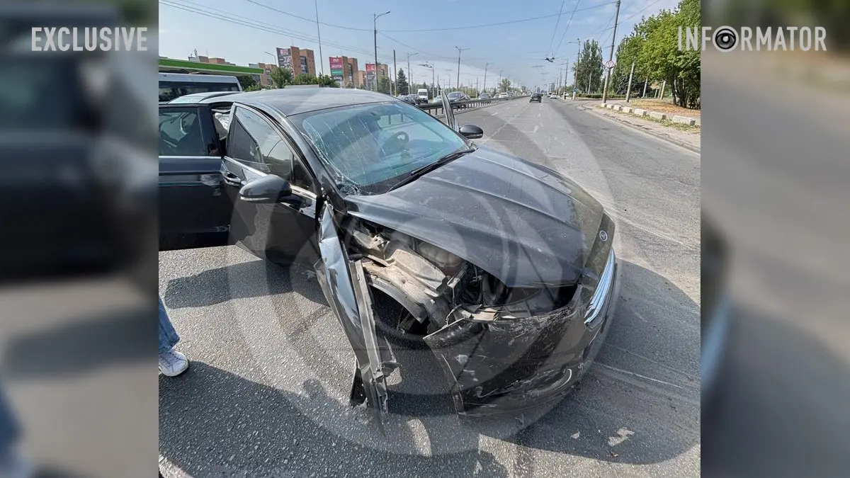 У Дніпрі на Слобожанському проспекті зіткнулися Ford та дві Toyota, чим спричинили кілометровий затор: серед постраждалих - дитина