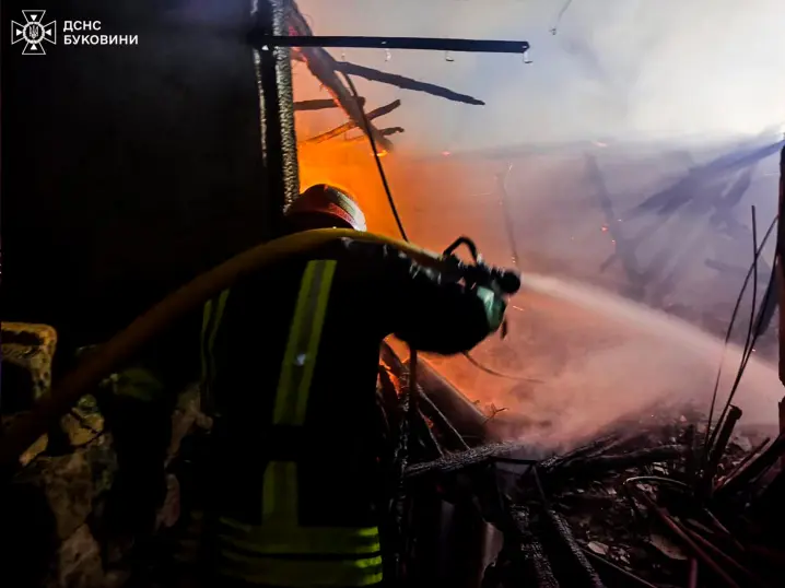 На Буковині горів магазин та житловий будинок