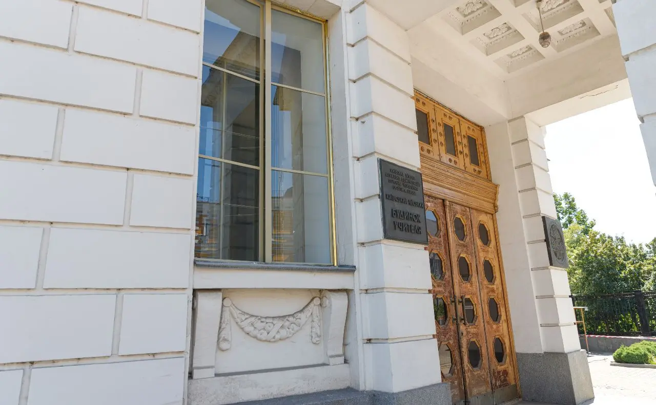 Реставрація Будинку вчителя: відкрито унікальне фарбування та лиштви