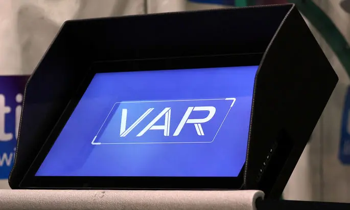 Видеоарбитры VAR получат дополнительные полномочия и изменения в пенальти. Известно предложение IFAB