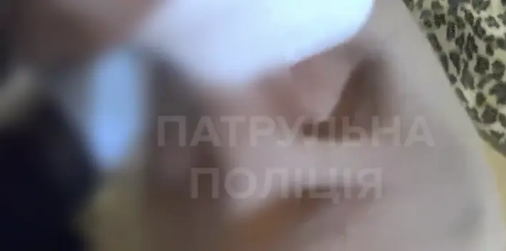 У Чернівцях чоловік за невідомих обставин поранив шию: патрульні врятували йому життя