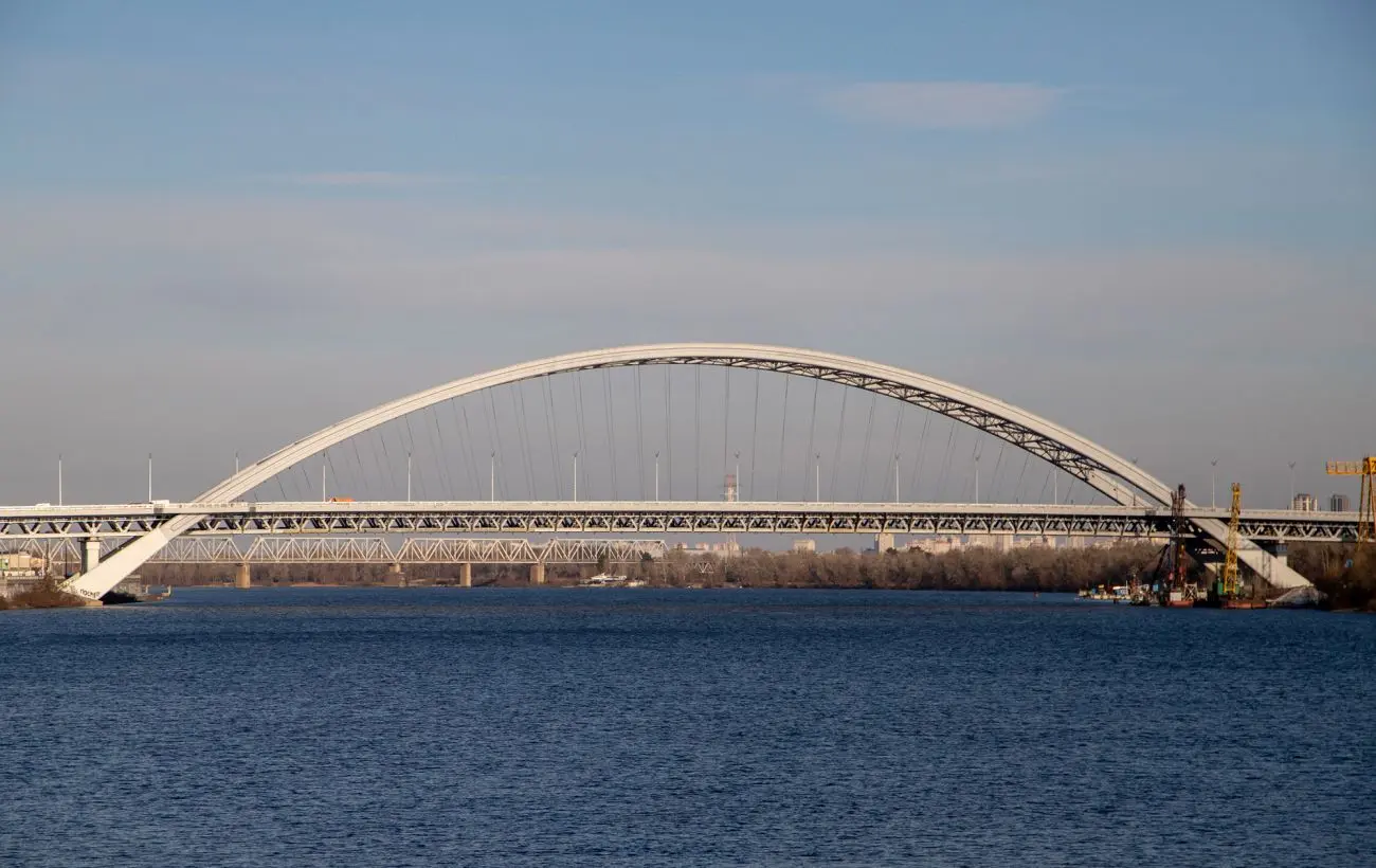 "Відмили" понад 160 млн гривень на будівництві Подільського мосту: у Києві викрили схему