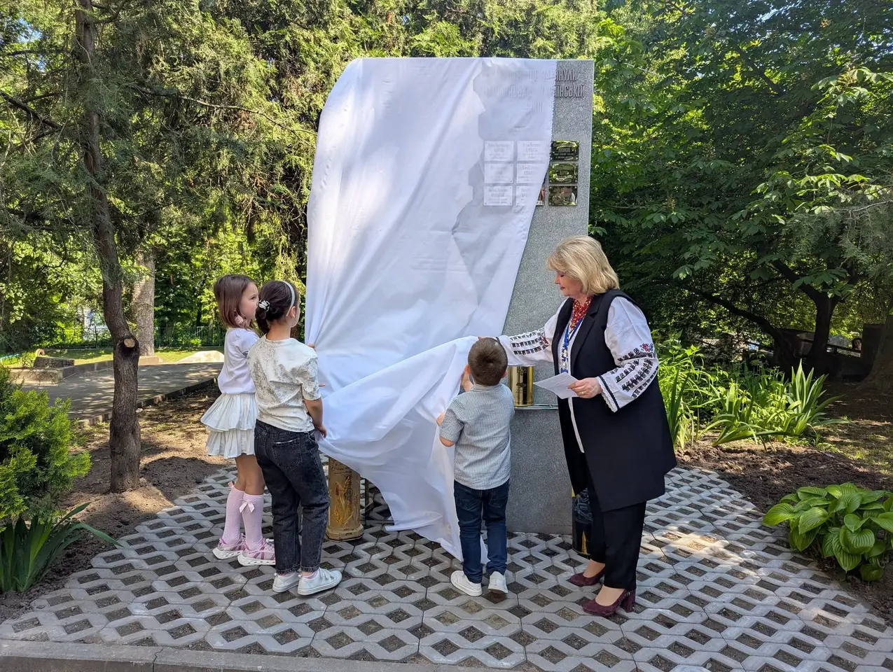 Біля вінницького ліцею №3 відкрили пам’ятний знак загиблим випускникам-Захисникам України