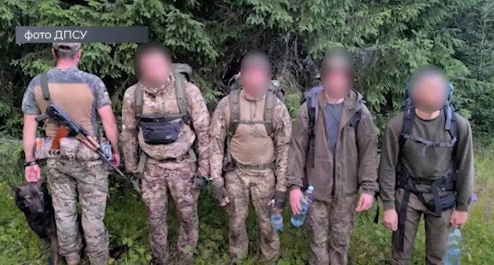 Камуфляж не допоміг: на Буковині затримали чотирьох порушників кордону