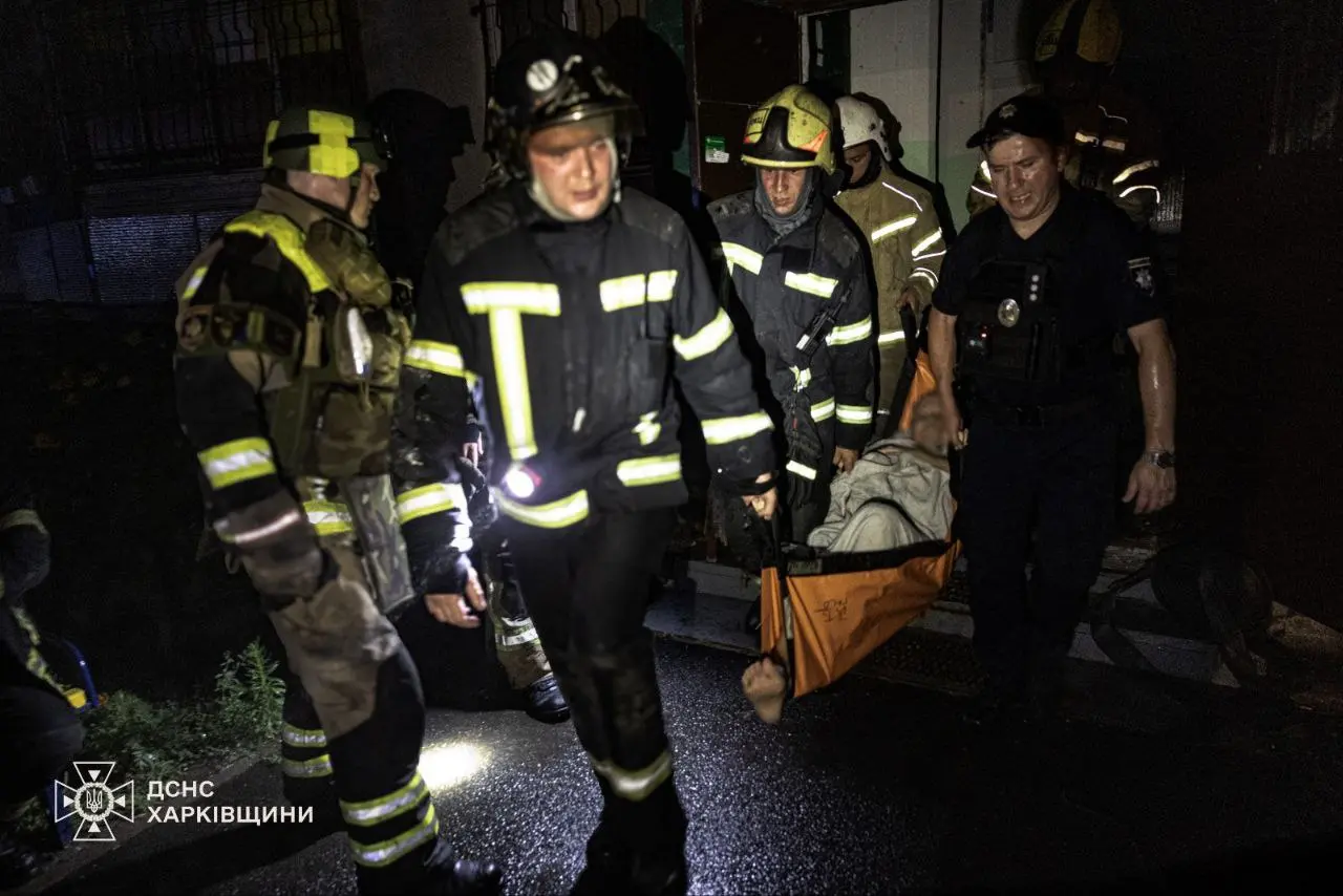 Квартира у 12-поверхівці горіла в Харкові: ДСНСники врятували 10 людей (фото)