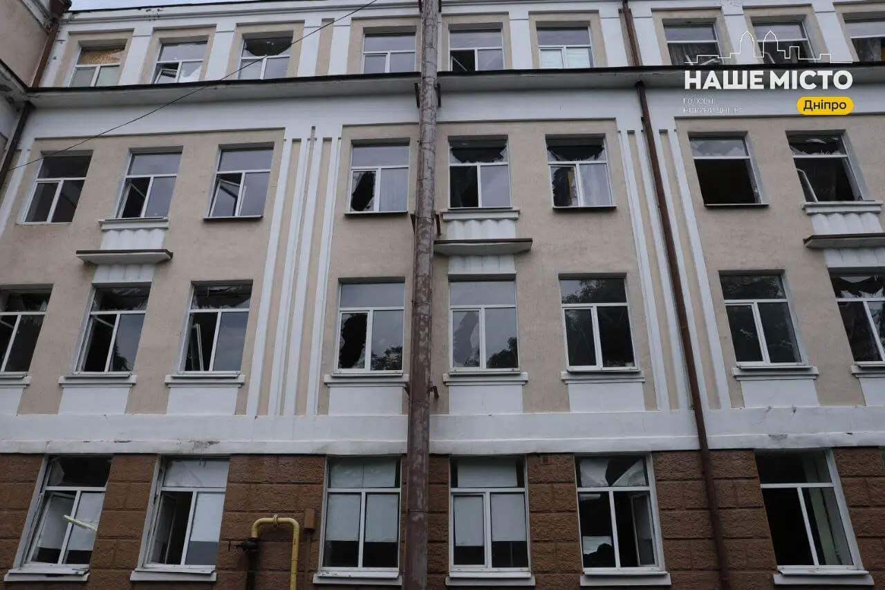 Вибиті майже усі вікна і двері: у Дніпрі внаслідок ракетної атаки сильно постраждала одна з гімназій