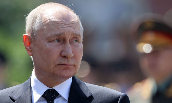Путин объявил о сокращении военных расходов