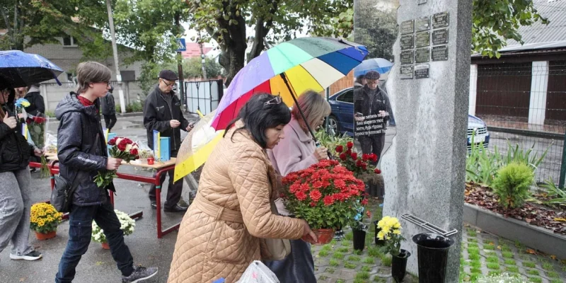 У п’яти ліцеях Вінниці відкрили пам’ятні знаки на честь загиблих випускників