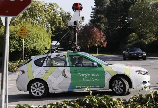 Чоловік потрапив голяка на Google Street View і подав до суду: який результат