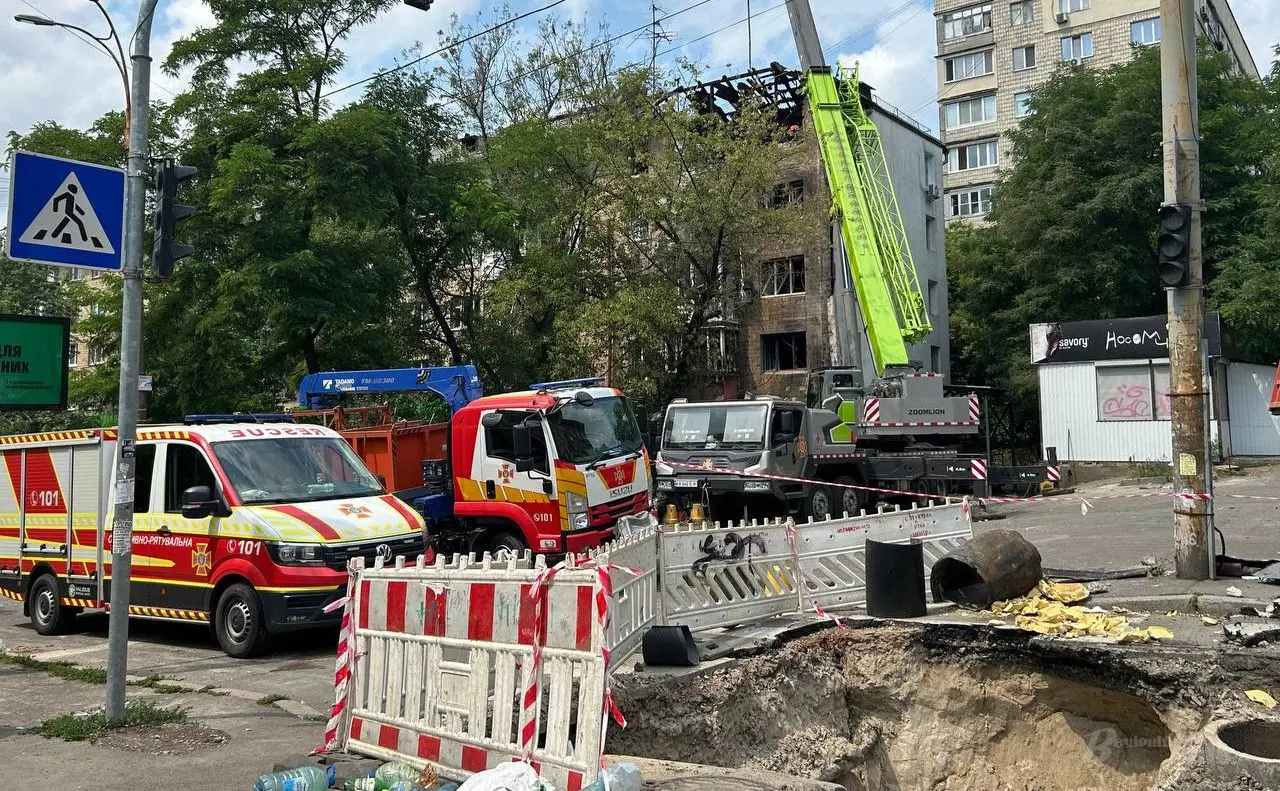 Столичні рятувальники завершили роботи у п’ятиповерхівці, в яку влучив «шахед». ВІДЕО