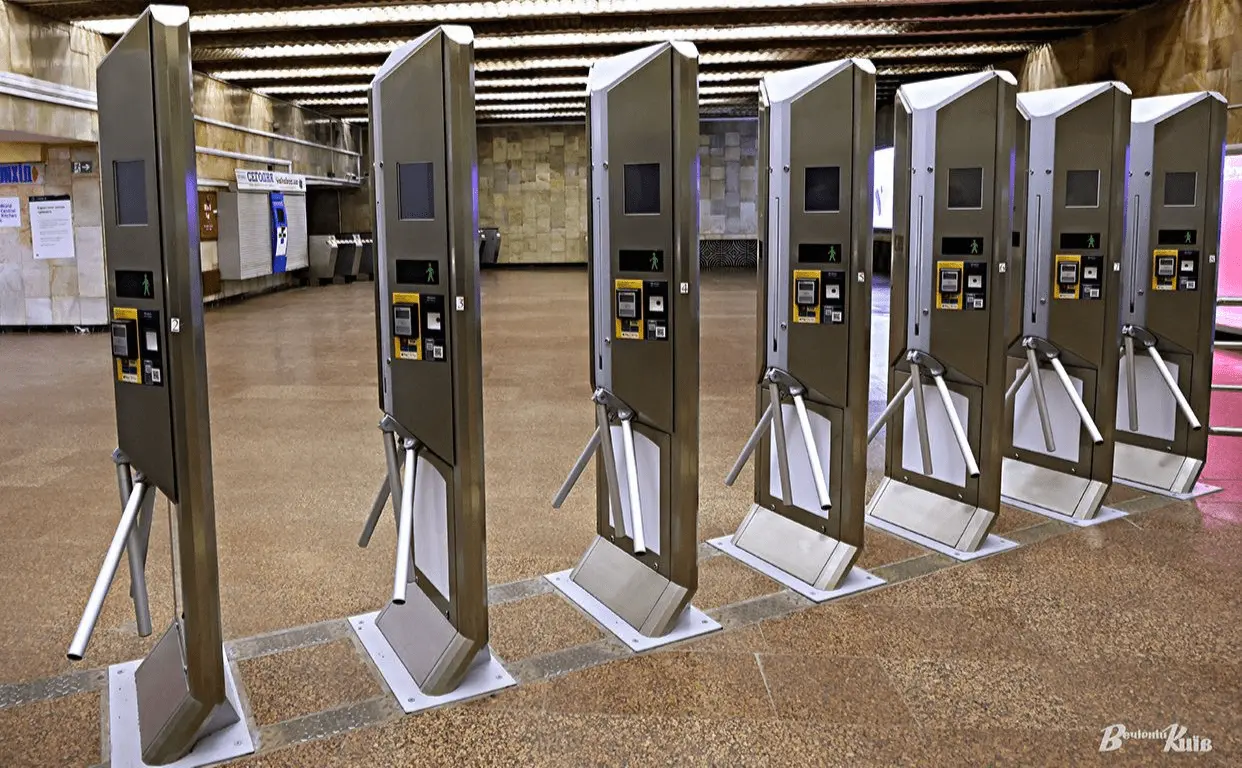 В столичному метрополітені через збій тимчасово недоступна безконтактна оплата проїзду