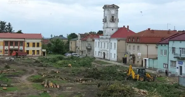 У містечку на Львівщині вирізали цілий сквер задля реконструкції площі за 600 тис. євро