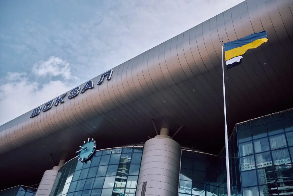Над київським і ще сотнею вокзалів України підняли біло-чорний Прапор надії — на знак підтримки полонених і зниклих безвісти захисників (фото)