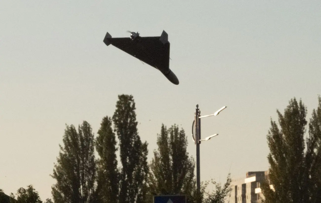 У Києві повідомляють про потужні вибухи на фоні атаки "шахедів"
